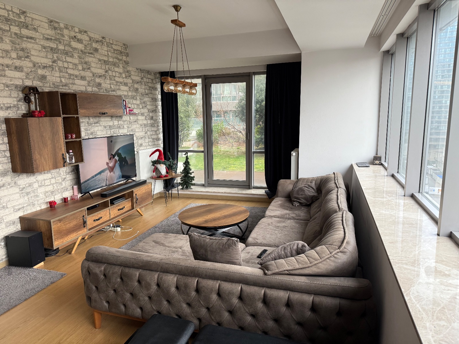 KADIKOYDE Site içerisinde 2+1 evin bir odası kiralık, Kadıköy — fotoğraf 1/8
